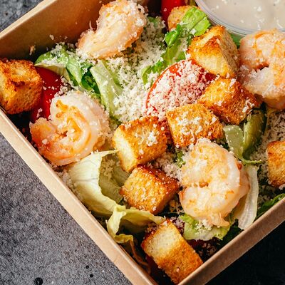 Цезарь с креветкой в Bourbon по цене 450 ₽