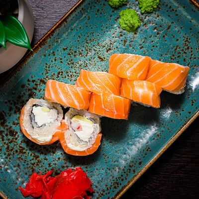 Ролл Морской Король с лососем в Суши Море Мото по цене 620 ₽