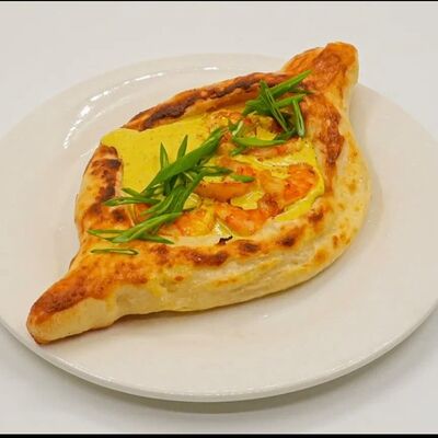 Лодочка с соусом чкмерули и креветками в Лали Хинкали по цене 2995 ₸