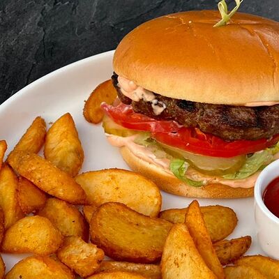 Говяжий бургер с картофелем по-деревенски в Berberry & ptichka по цене 750 ₽