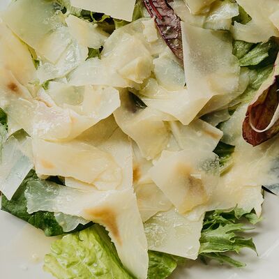 Свежий артишок с листьями салата и сыром Грюйер в Padron по цене 2250 ₽