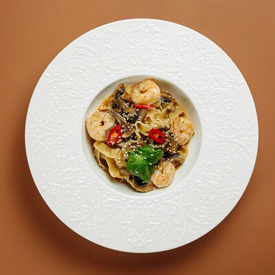 Тальятелле с креветками в соусе Том ям в Farro pasta & bar по цене 710 ₽