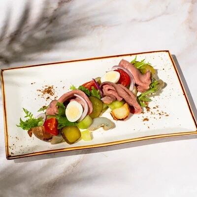 Салат с говядиной и груздями в География по цене 980 ₽