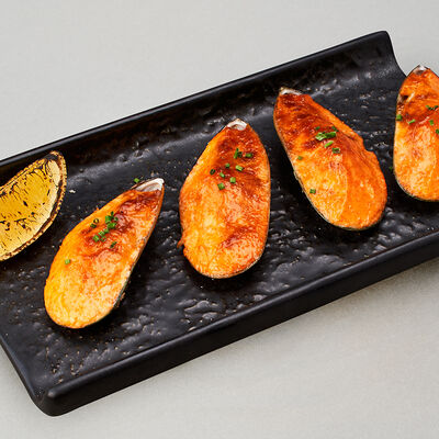 Запеченные мидии в соусе с икрой летучей рыбы в Gaijin по цене 1060 ₽