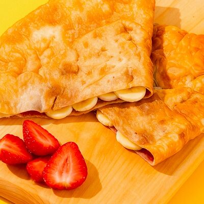 Чебурек с клубникой и бананом в Чебурекми по цене 190 ₽