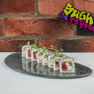 Урамаки с тунцомв Суши на районе по цене 870 ₽