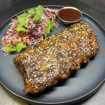 Свиные ребрышки с салатом коул слоу в Лось Лосось по цене 1100 ₽