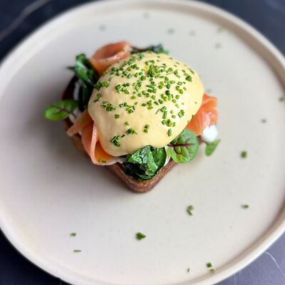 Бриошь Бенедикт, лосось в Вино и булки по цене 790 ₽