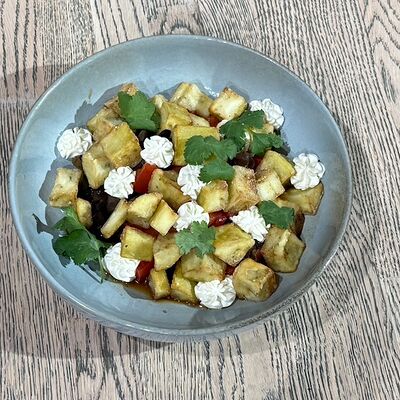 Салат с хрустящими баклажанами и древесными грибами в Сквер по цене 590 ₽