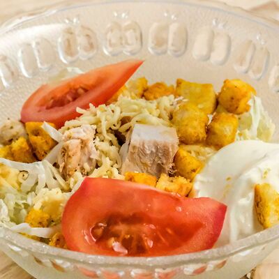 Салат Цезарь с курицей в Пирожковая по цене 250 ₽