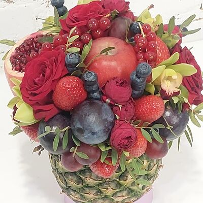 Букет из фруктов и ягод в ананасе в Buketonline - Съедобные букеты и клубника в шоколаде по цене 7500 ₽
