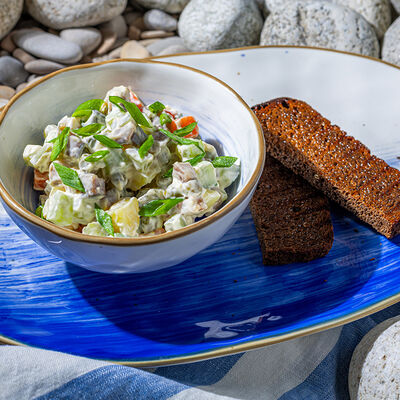 Салат Оливье со слабосоленой сельдью в Селёдочная по цене 506 ₽