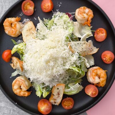 Салат Цезарь с креветками в SunSet по цене 580 ₽