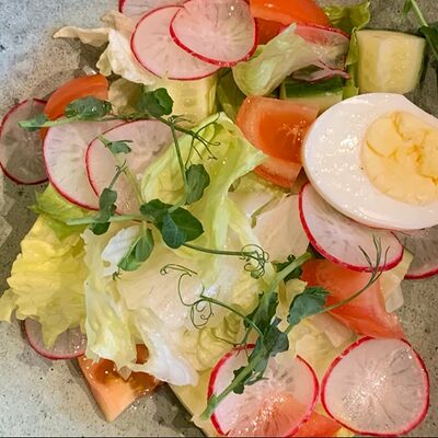 Салат из свежих овощейв ресторан 