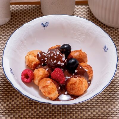 Профитроли с кремом , с шоколадным соусом и ягодами в Ресторан Маруся по цене 770 ₽