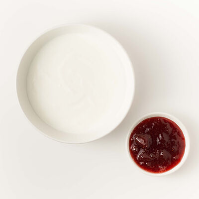 Мацони и клубничное варенье в Saperavi Cafe по цене 389 ₽