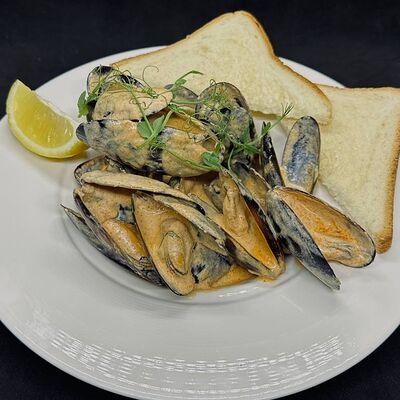 Мидии в соусе том ям в Кафе сон у моря по цене 850 ₽