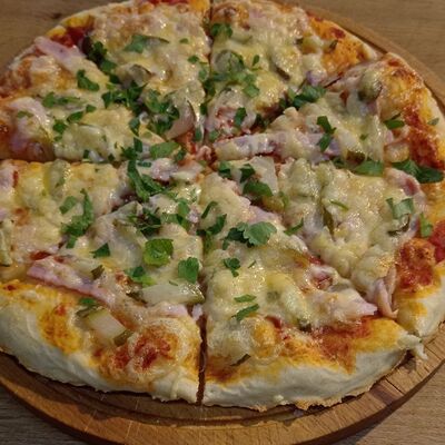 Пицца с ветчиной и огурцами в Карбонара по цене 439 ₽