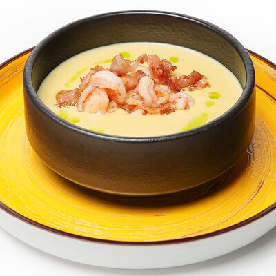 Кукурузный крем-суп с креветками и беконом в Chillis Bar по цене 550 ₽