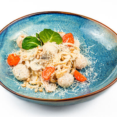 Спагетти с фрикадельками из цыпленка в Фёст по цене 480 ₽