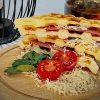 Венские вафли с ветчиной и сыром в Кафе 737