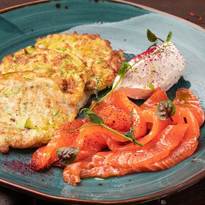 Семга домашнего посола с оладьями из кабачка в Седло по цене 875 ₽