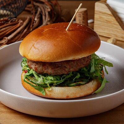 Бургер с котлетой из мраморной говядины в Больше чем мясо по цене 855 ₽