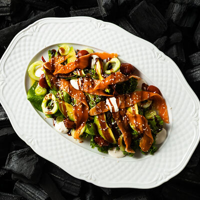 Микс салатов со слабосоленым лососем в Dodici Grill по цене 1280 ₽