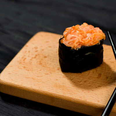 Гункан с креветкой спайси в Yomayo по цене 195 ₽