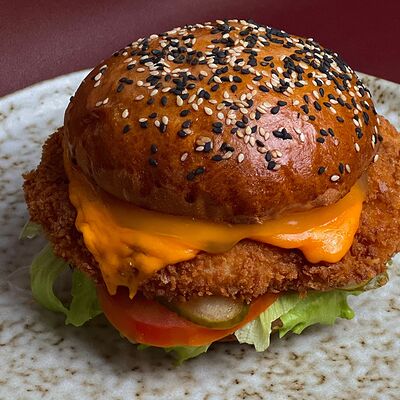 Бургер с куриным шницелем, солёным огурчиком и сыром чеддер в Гастробар DOM по цене 590