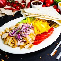 Курица на тарелке в O Dad Doner