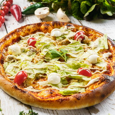 Цезарь пицца в Шаурма на углях Шаум по цене 990 ₽