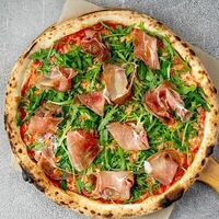 Пармская ветчина и рукола в Искра Бистро