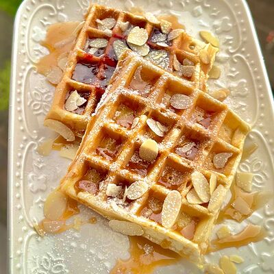 Бельгийские вафли с орехами и карамельюв National по цене 500 ₽