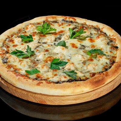 Пицца Куриный жульен малая в Lucky Pizza по цене 349 ₽
