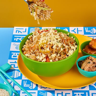 Панчан-сет с рисом и курицей в соусе терияки в Korean Chick по цене 487