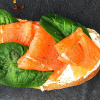 Брускетта с лососем слабой соли и шпинатом в Mojo