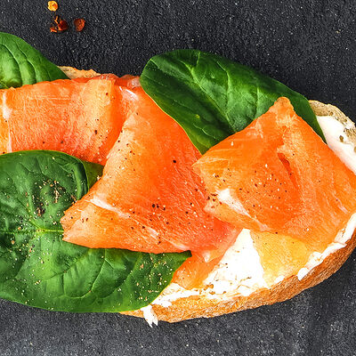 Брускетта с лососем слабой соли и шпинатом в Mojo по цене 220