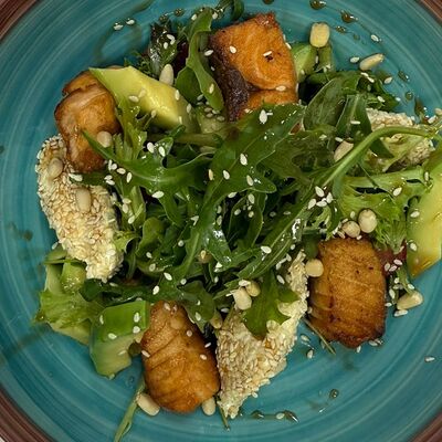 Салат с семгой и Креметта в Золотая рыбка по цене 870 ₽