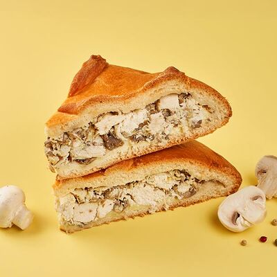 Пирог с курицей и грибами в Люди Любят по цене 146 ₽