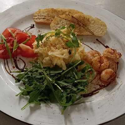 Скрембл с креветками и салатом в Марсель кафе-кондитерская по цене 634 ₽