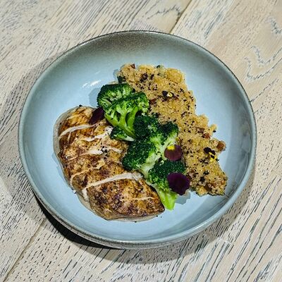 Куриная грудка в сливочно-грибном соусе с киноа и брокколи в Сквер по цене 640 ₽