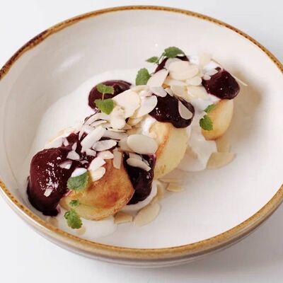 Сырники с рикоттой, сметаной и вишневым конфитюром в ОГОРОДБАР по цене 365 ₽