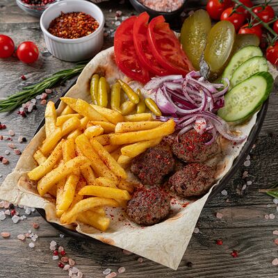 Кюфта на тарелке с картофелем фри в Istanbul StreetFood по цене 830 ₽