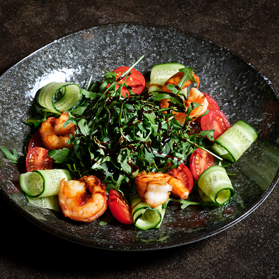 Салат с руколой и креветками в Фабрика по цене 620 ₽