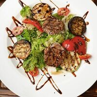 Салат из нежной говядины с печеными травами в Шеф Пушкин