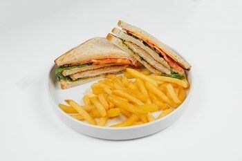 Сэндвич с цыпленком в панировке в Панда Маркет по цене 539 ₽