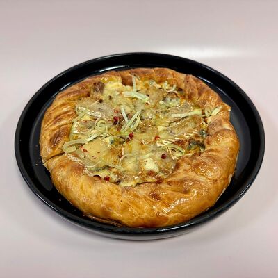 Хачапури с лисичками и камамбером в Двор Помидор по цене 890