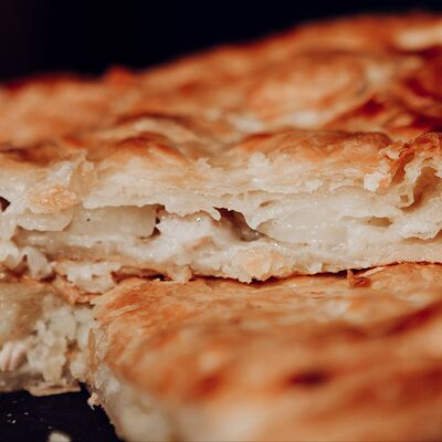 Пирог слоеный с картофелем и курицей прямо из печки в Хлеборезов по цене 890 ₽