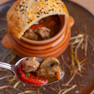 Кролик, томлённый в глиняном горшке с овощами в Мархаба Халяль по цене 1194 ₽